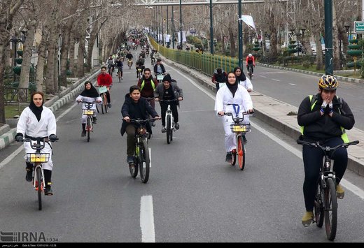 همایش همگانی دوچرخه سواری در میدان مادر