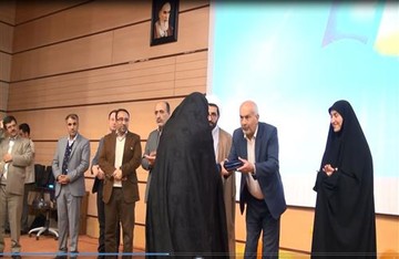 تجلیل از مادر شهیدان ۸ سال دفاع مقدس در دانشگاه آزاد شهرکرد
