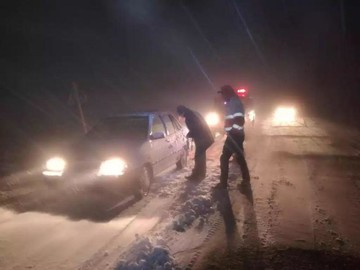 سرنشینان ۲۰۰ خودروی حادثه‌دیده در کوهرنگ امدادرسانی شدند