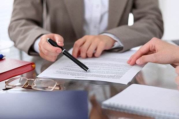 بررسی هزینه‌های وکیل مهاجرتی