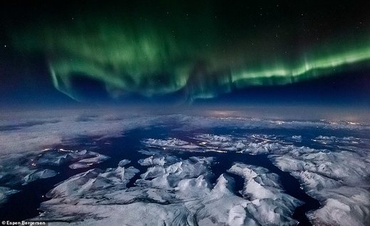 تصاویر | شفق‌های قطبی از پنجره هواپیما