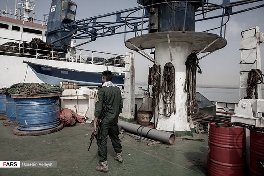 توقیف کشتی با 700 تن ماهی صید شده غیرقانونی در آبهای جنوب