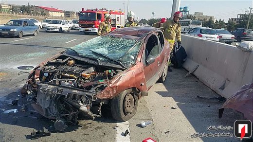 تصادف پژو 206 با موانع بتونی بزرگراه شهید فهمیده