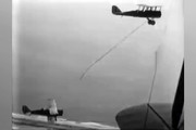 فیلم | اولین تلاش‌ بشر برای سوخت‌گیری هوایی در سال ۱۹۲۰