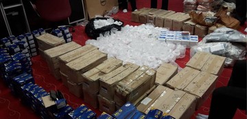 عکس | کشف یک تن کالای قاچاق ورودی از یک اتوبوس