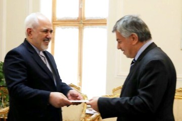 New Iraqi ambassador submits copy of credentials to Iran FM