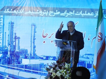 Iranian oil industry developing despite enemy's pressures