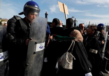 نیروهای پلیس مقابل وکلای معترض به نامزدی عبدالعزیز بوتفلیقه که برای پنجمین بار در انتخابات ریاست جمهوری الجزایر شرکت کرده، ایستاده‌اند