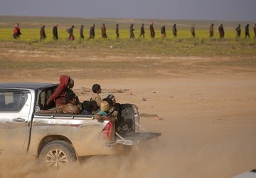 کودکان ایزدی که توسط داعش اسیر گرفته شده بودند، پشت خودرویی در Baghouz استان دیرالزور سوریه سوار شده‌اند