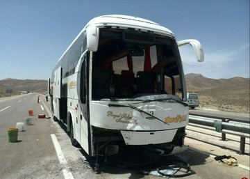 مرگ آنی راننده تیبا در برخورد شاخ به شاخ با اتوبوس
