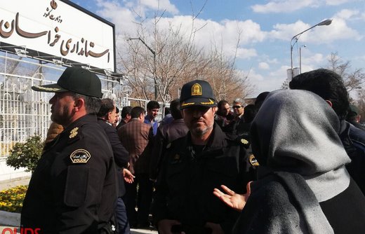 تجمع اعتراضی سهامداران پدیده شاندیز مقابل استانداری خراسان رضوی