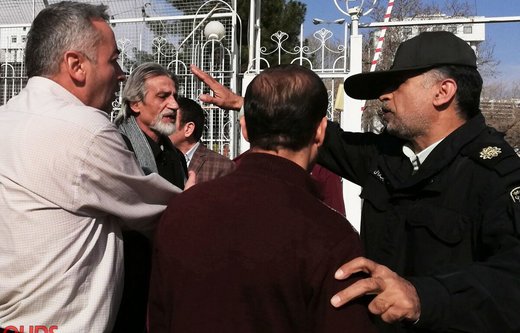تجمع اعتراضی سهامداران پدیده شاندیز مقابل استانداری خراسان رضوی