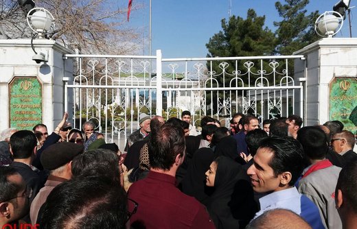 تجمع اعتراضی سهامداران پدیده شاندیز مقابل استانداری خراسان رضوی
