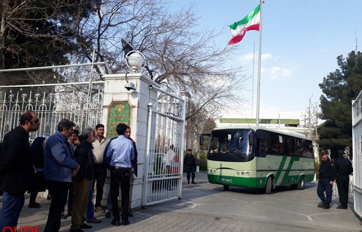 تجمع اعتراضی سهامداران پدیده شاندیز مقابل استانداری خراسان رضوی