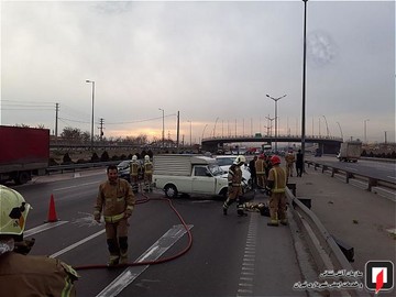 جاری شدن گازوئیل و تصادف چند خودرو در بزرگراه آزادگان