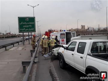 جاری شدن گازوئیل و تصادف چند خودرو در بزرگراه آزادگان