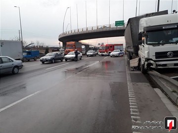 جاری شدن گازوئیل و تصادف چند خودرو در بزرگراه آزادگان