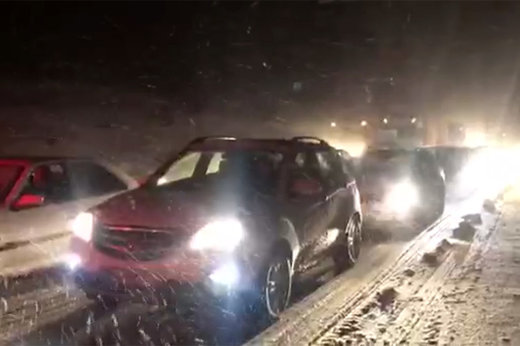 فیلم | گرفتاری مسافران در برف و کولاک جاده فیروزکوه