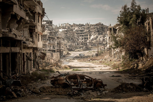 ویرانی‌های شهر حمص سوریه، برخی از ساکنان تلاش می‌کنند تا خانه های خود را بازسازی کنند