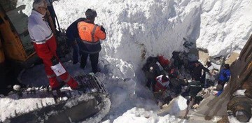 تصاویر | کشف پیکر جوان افغان که زیر برف‌های کرج مدفون شد