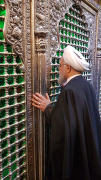 زیارت رئیس جمهوری از حرمین شریفین امام کاظم (ع) و امام جواد (ع)