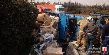 تصاویر | واژگونی وانت نیسان در بزرگراه شهید لشگری