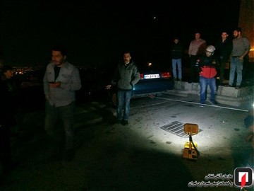 مهار خودروی سواری معلق از لبه دره در خیابان حصارکی