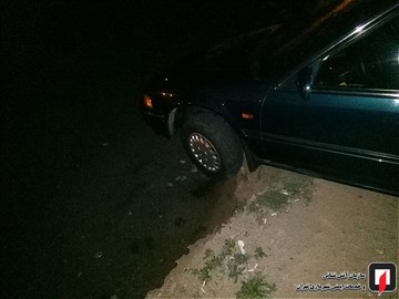 مهار خودروی سواری معلق از لبه دره در خیابان حصارکی