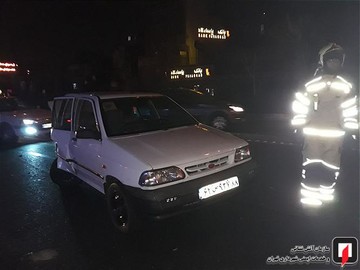 تصادف پژو 206 با عابر و پراید در بزرگراه رسالت