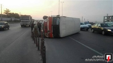 تصاویر | چرخ در رفت، مینی‌بوس وسط جاده خاوران چپ شد