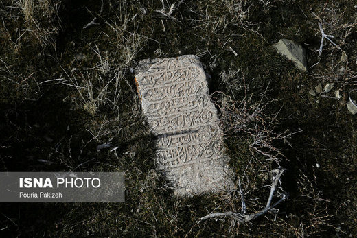  سنگ قبرهای قدیمی که در گورستان  روستای «ازناو» و در نزدیکی امامزادگان «عین و غین» قرار گرفته که تاریخ ثبت شده آن‌ها به بیش از ۲۰۰ سال می‌رسد
