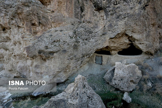  روستای «ازناو» با وجود غار هفت محراب در صورت مرمت واحیاء بافت روستا می‌تواند به عنوان منطقه تاریخی و منطقه نمونه گردشگری مورد توجه قرار گیرد