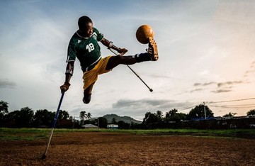 عکس | فوتبال با یک پا و دو عصا در عکس روز نشنال جئوگرافیک