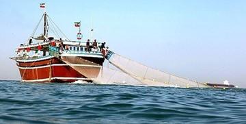 توقیف ۲ کشتی صید ترال در خلیج فارس توسط سپاه
