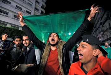 جشن و بایکوبی مردم پس از اعلام انصراف عبدالعزیز بوتفلیقه، رئیس جمهوری الجزایر از حضور در انتخابات ریاست جمهوری این کشور