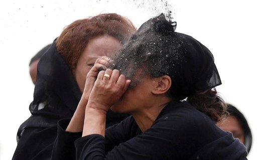 سوگواری خویشاوندان قربانیان سقوط پرواز ای تی ۳۰۲ در اتیوپی. این زن بر صورت خود خاک می‌ریزد