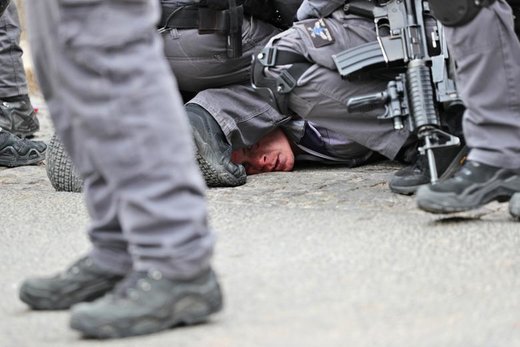 پلیس اسرائیل یک معترض فلسطینی را در خارج از مسجد الاقصی شهر اورشلیم بازداشت کرد
