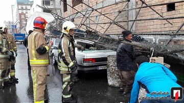 تصاویر | سقوط داربست در بزرگراه ستاری روی ماشین‌ها!