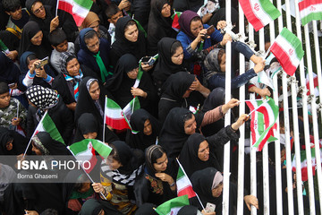 سخنرانی رئیس جمهور در اجتماع پرشور مردم در ورزشگاه شهدای کنگان