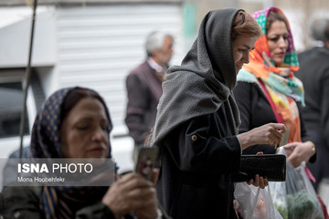 فروشندگان می‌گویند دلیل اختلاف قیمت برخی از میوه‌ها در نقاط مختلف شهر تهران، تفاوت کیفیت آن‌هاست؛ اقلام درجه یک مشتری خاص خود را در مناطق شمالی این شهر دارند