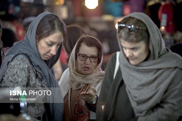 مردم پس از روبرو شدن با قیمت‌ پسته 240 هزار تومانی، بادام 150 هزار تومانی، بادام هندی 180 هزار تومان و انجیر 130 هزار تومانی در بازار تجریش از خرید منصرف می‌شوند