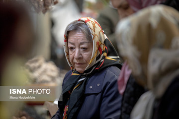 برخی از خریداران می‌گویند ناچارند به خاطر حفظ آبرو، صرفاً برای پذیرایی از مهمان، کمی آجیل تهیه کنند