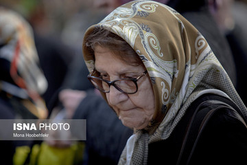 برخی دیگر از مردم تعارفات را کنار گذاشته‌اند و می‌گویند با این قیمت‌ها حتی برای پذیرایی از مهمان هم آجیل نمی‌خرند، یا نمی‌توانند بخرند