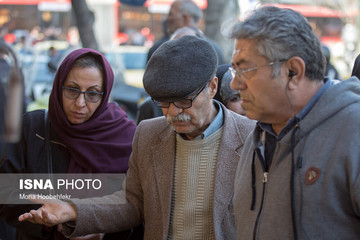 خیلی‌ها برای خرید اخم و فکر و خیال و دودوتا چهارتا می‌کنند تا بالاخره چیزی بخرند و دست خالی به خانه نرفته باشند