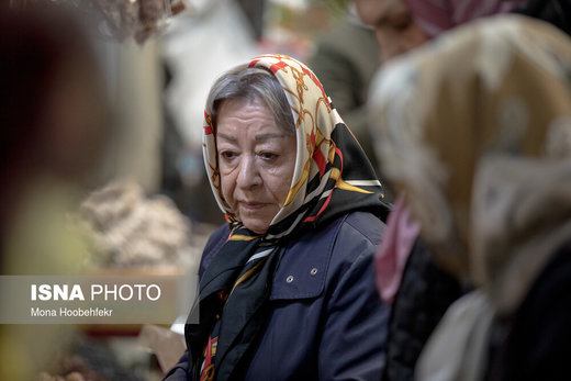 برخی از خریداران می‌گویند ناچارند به خاطر حفظ آبرو، صرفاً برای پذیرایی از مهمان، کمی آجیل تهیه کنند