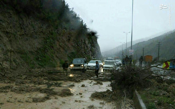 عکس | ریزش کوه در جاده شمال جان راننده مزدا ۳ را گرفت