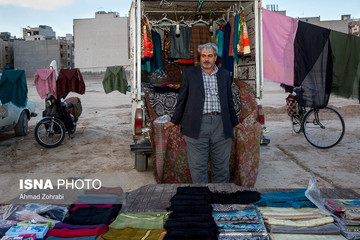 داوود خدابنده لو، متولد ۱۳۵۲، از ۳ سال قبل در روز بازار قم به لباس و روسری فروشی مشغول است، در گذشته در تولیدی مبل به حرفه نجاری مشغول بوده که به دلیل وضعیت بد اقتصادی و مالیات بالا مجبور به جمع آوری تولیدی خود شد