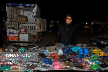 آقای مهدوی، متولد ۱۳۶۵، از ۸ سال قبل در روزبازار قم به کفش فروشی مشغول است، وی به مدت ۳ سال به همراه پدر، مغازه کفش فروشی داشته است که به دلیل شرایط بد اقتصادی و اجاره بالای مغازه و مالیات زیاد مجبور به تعطیلی مغازه شد