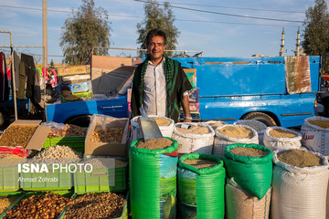 مهدی رهبری، متولد ۱۳۶۳، از ۳ سال قبل در روزبازار قم به حبوبات فروشی مشغول است، او ۱۰ سال به حرفه آلومینیوم سازی مشغول بود که به دلیل شرایط بد اقتصادی و عدم پاس شدن چک های مشتریان ورشکست شد