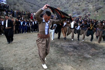 نوروز و استقبال از بهار در روستای گویزه کوره